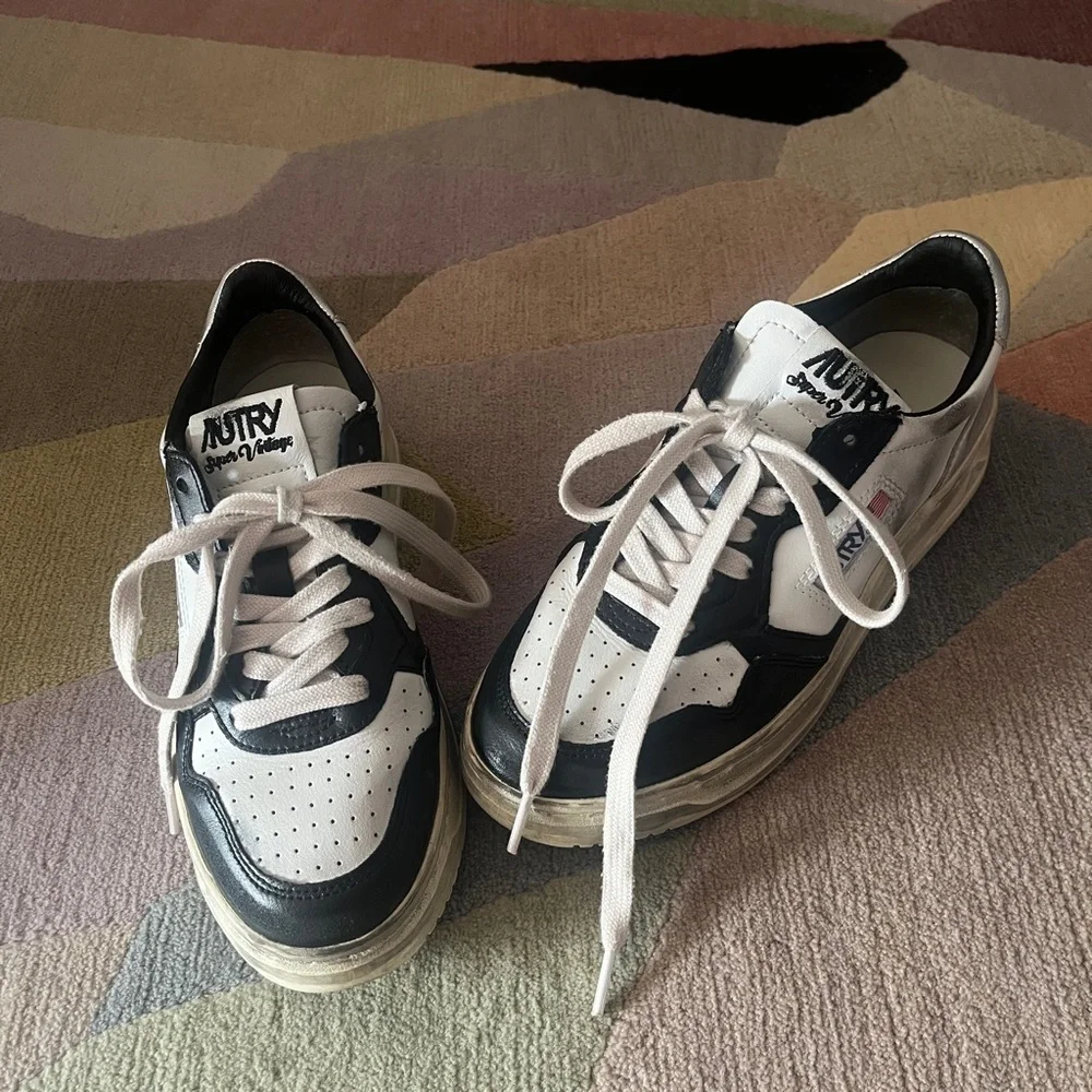 Autry Medalist Low Super Vintage Sneakers—White & Black Sliver